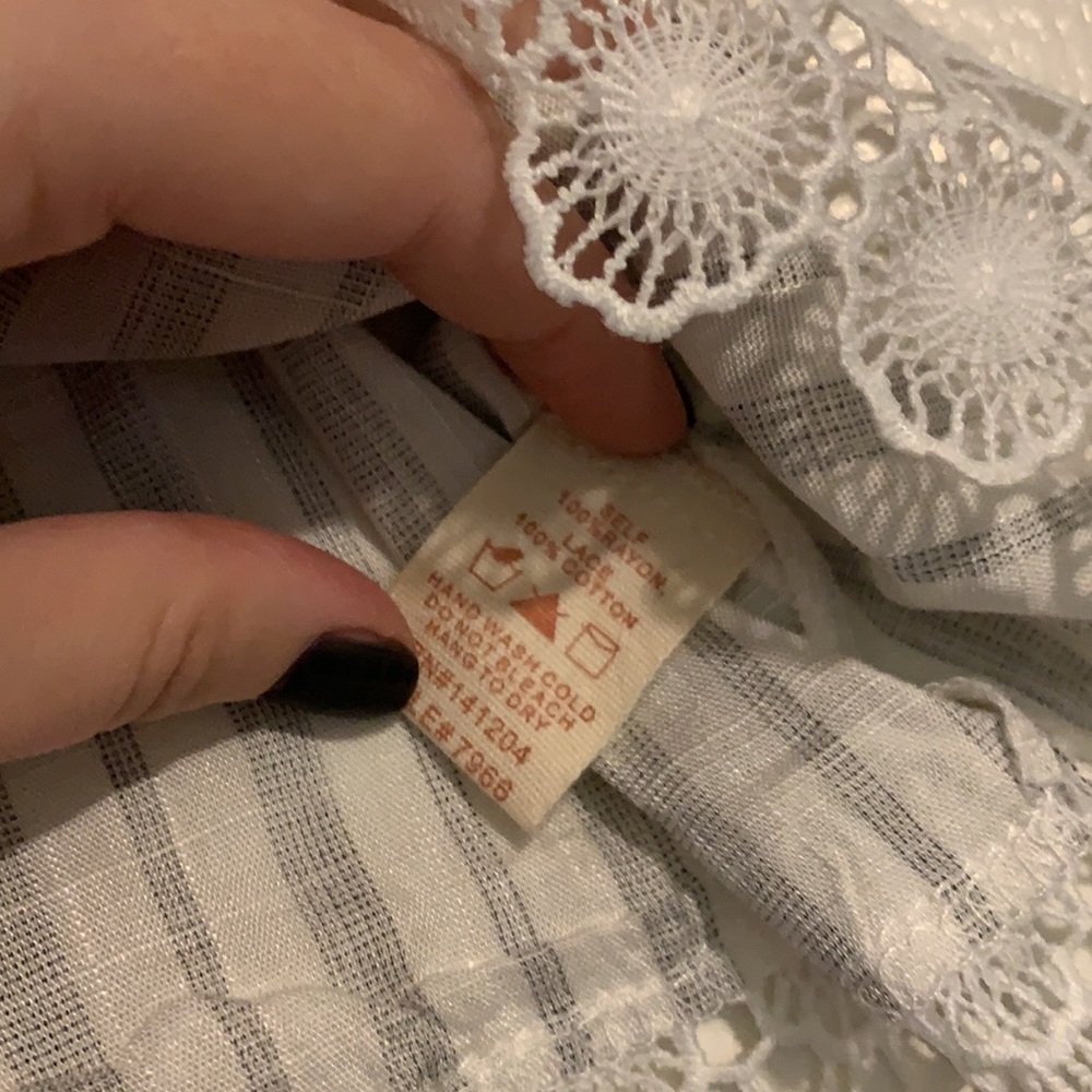 Lacy Crop Top - Picture 2 of 4